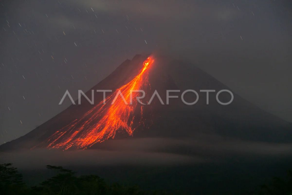 Gunung Merapi luncurkan 11 kali guguran lava sejauh 1,6 km